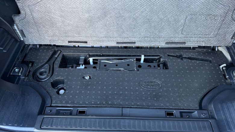 Land Rover Defender 2.0 P300 SE 90 3dr Auto Petrol Estate